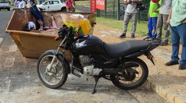 Uberlândia: De olho na sacola, motociclista se distrai e vai parar direto dentro de caçamba; veja fotos
