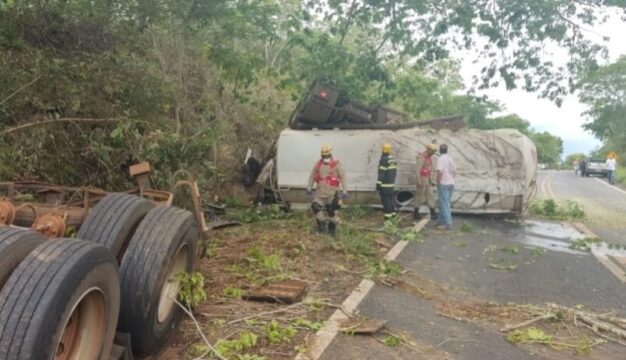 Motorista morre após carreta bitrem carregada com álcool etílico hidratado sair da pista e bater em árvore, na GO-210