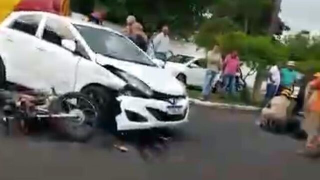 Goiandira: Homem de 41 anos fica ferido após colidir moto contra carro