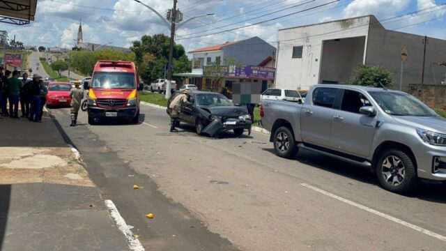 Condutor perde controle de automóvel e provoca acidente de trânsito na Avenida José Marcelino, em Catalão