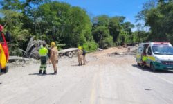 Acidente entre dois caminhões e carro mata motorista e interdita a BR-414, em Corumbá de Goiás Acidente entre dois caminhões e carro mata motorista e interdita a BR-414, em Corumbá de Goiás