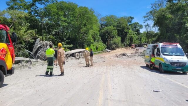 Acidente entre dois caminhões e carro mata motorista e interdita a BR-414, em Corumbá de Goiás