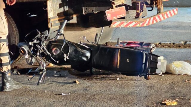 Acidente em Catalão: Motociclista fica em estado grave após colidir com camionete estacionada