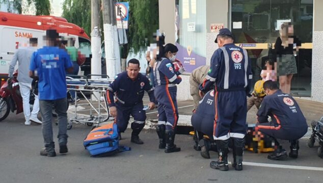 Acidente no Centro de Catalão deixa mulher ferida após colisão entre carro e moto