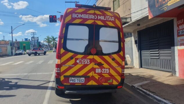 Homem fica ferido em colisão entre moto e caminhão em Catalão