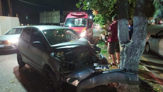 Homem fica ferido após colidir carro em árvore no canteiro central, em Catalão
