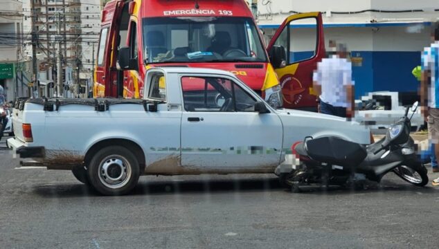 Mulher sofre ferimentos em acidente entre carro e moto no Centro de Catalão
