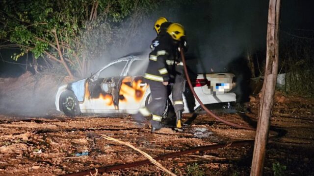 Em Catalão, carro de passeio pega fogo e bombeiros são chamados para conter as chamas