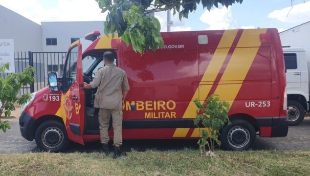 Motorista de caminhão fica ferido ao cair da cabine durante descida do veículo em Catalão