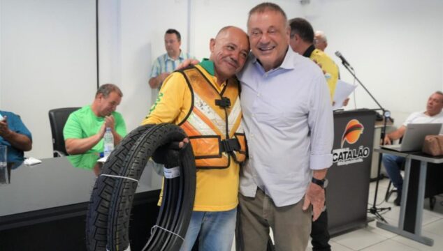 Mototaxistas regularizados pela SMTC recebem par de pneus da Prefeitura de Catalão