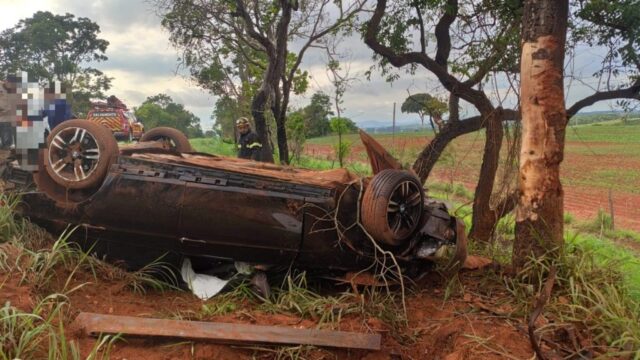 Saída de pista seguida de capotamento deixa duas pessoas feridas na GO-139, próximo à Marzagão