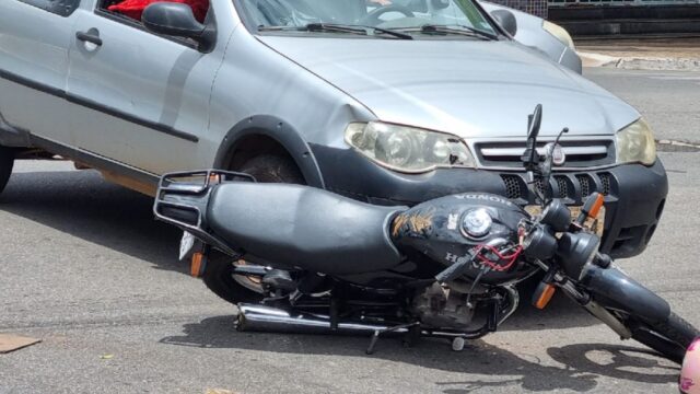 Colisão entre carro e moto deixa duas vítimas feridas no bairro Nossa Senhora de Fátima, em Catalão