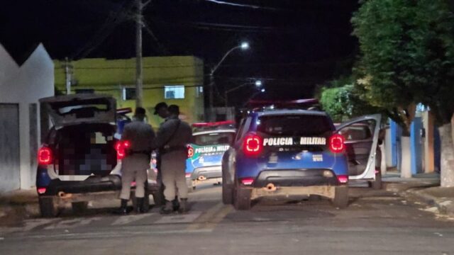 Em Catalão, jovem faz manobras perigosas com moto, é flagrado pela Polícia Militar, tenta fugir, mas colide contra viatura e cai
