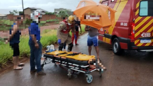 Em Caldas Novas, duas pessoas ficam feridas após colidir moto em cachorro