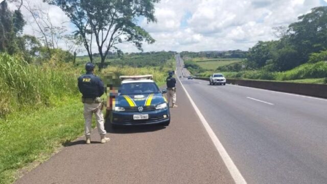Mulher com transtornos mentais pode ter saído de Catalão é caminhado mais de 200 km até ser resgatada nua em rodovia de MG, diz PRF