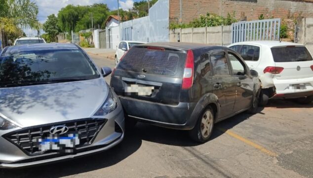 Acidente envolve três carros é registrado no bairro Santo Antônio, em Catalão