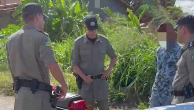 Homem é flagrado empinando moto com criança de 10 anos na garupa em Caldas Novas