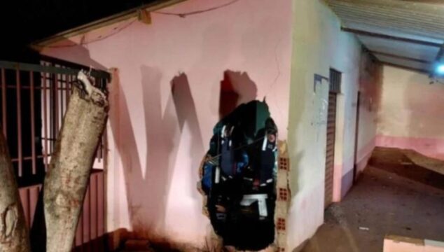 Homem foge da polícia e morre após bater motocicleta em residência de Piracanjuba