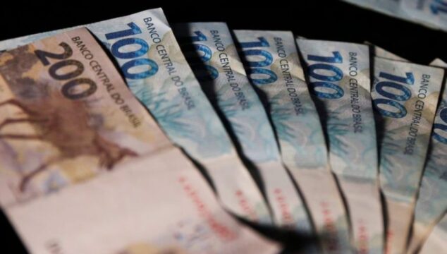 INSS começa a pagar 13º antecipado a quem recebe acima do mínimo