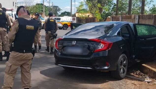 Homem morre após carro ser alvejado por 32 tiros em emboscada em Uberaba