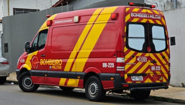 Condutora de carro abre porta e atinge motociclista, deixando-o ferido em Catalão