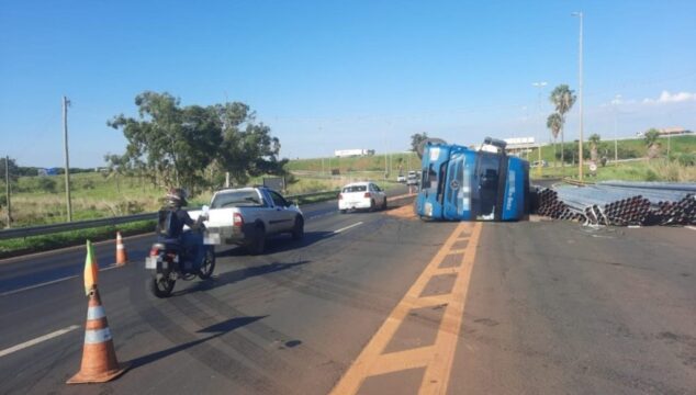 Carreta tomba na BR-050 e motorista é socorrido em Uberlândia