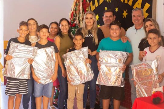 Em Ouvidor, crianças do 5º Ano da Escola Municipal Prof. Ediene da Silva Dias recebem mochilas escolares pela sua formatura