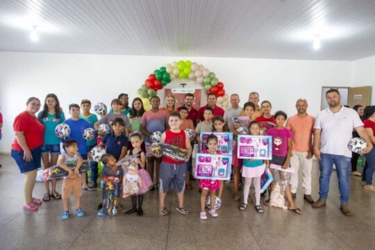 Secretaria de Assistência Social de Ouvidor e OVG distribuem mais de 600 brinquedos