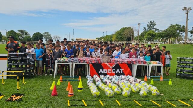 Projeto "Feras do Futuro" da ABECAT realiza evento de abertura com entrega de kits de uniforme em Catalão