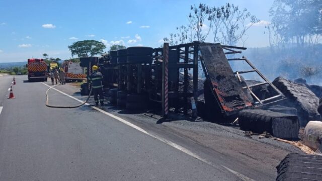 Acidente na BR-050: Carreta carregada de algodão tomba e carga incendeia no município de Cumari