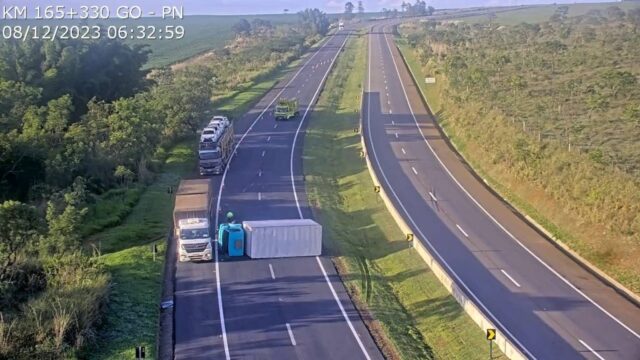 BR-050 registra interdição parcial em Campo Alegre (GO) devido a acidente com caminhão