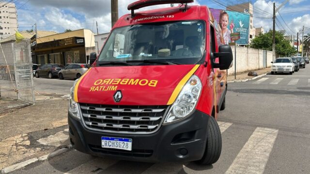 Acidente entre carro e moto deixa homem ferido em Catalão