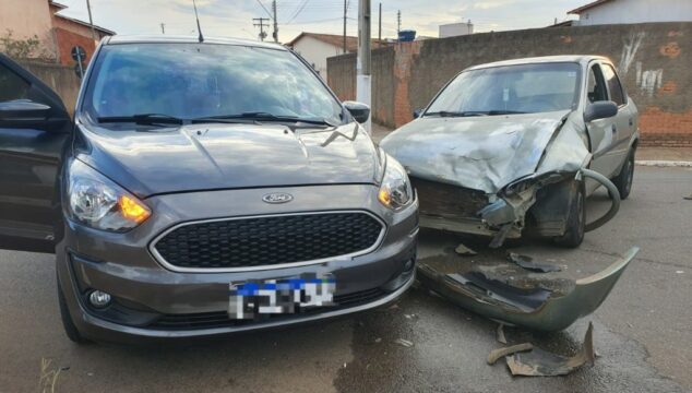 Colisão entre dois veículos é registrado no bairro Nossa Senhora de Fátima, em Catalão