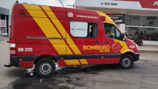 Condutora e passageira de moto ficam feridas após colisão contra carro, em Catalão
