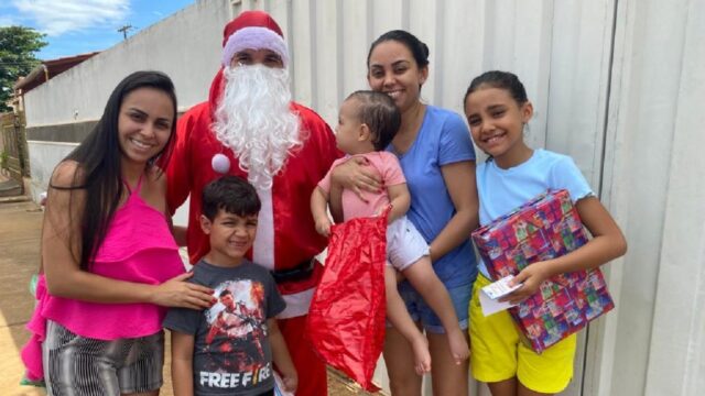 Em Cumari: Pelo quinto ano família realiza entrega de brinquedos “Meu Presente de Natal”