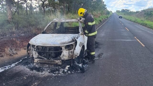 Caminhonete pega fogo na GO-506 próximo à Ponte dos Carapinas em Catalão