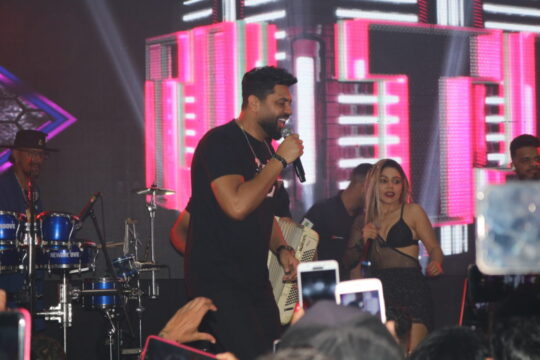 Thiago Jonathan incendiou o palco do Fogão de Lenha Show com sua contagiante mistura musical de sertanejo e piseiro; Veja as fotos