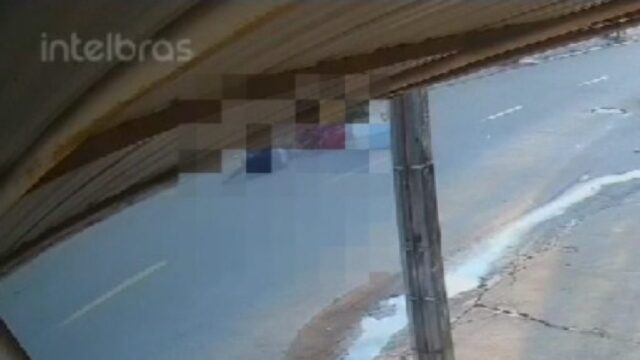 Em Caldas Novas, câmeras de segurança registraram momento do grave acidente entre duas motocicletas