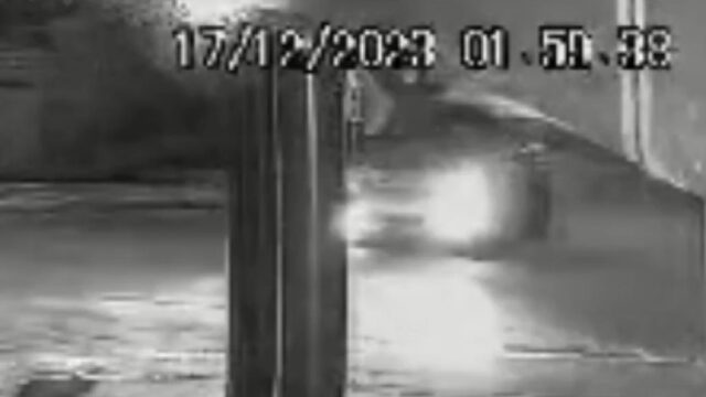 Motorista destrói estrutura em ponto de moto-táxi após invadir calçada em Caldas Novas