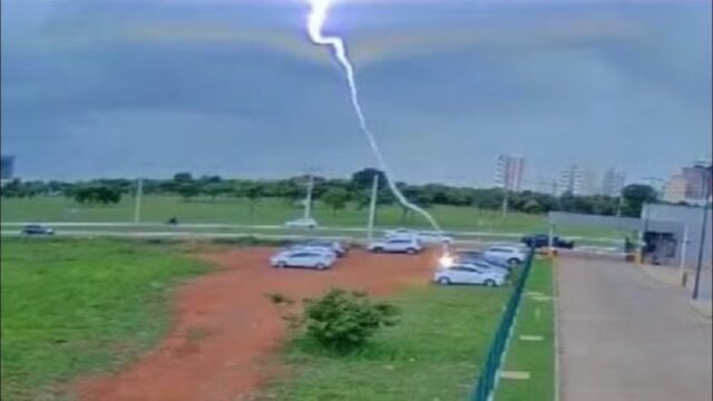 Raio atinge carro em estacionamento da Assembleia Legislativa de Goiás