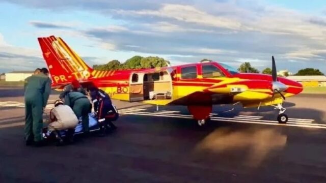 Mulher tem corpo queimado enquanto usava álcool para acender churrasqueira e é transportada de avião para Goiânia