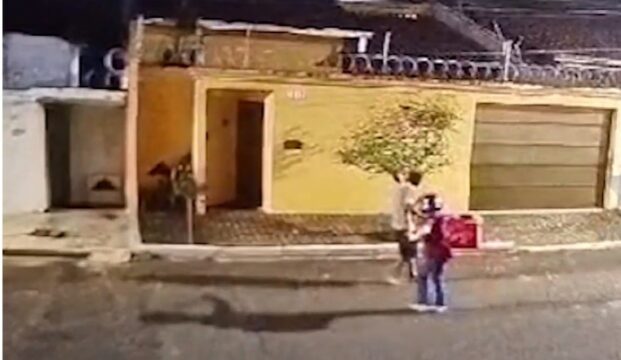 VÍDEO: Homem é morto com cinco tiros por suposto entregador no Bairro Pampulha, em Uberlândia