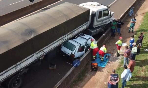 Acidente envolvendo três carretas é registrado na BR-050 em Uberlândia