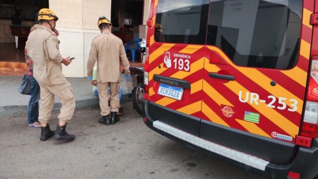 Corpo de Bombeiros presta atendimento a motociclista - vítima de acidente de trânsito no Bairro N. Sra. de Fátima, em Catalão