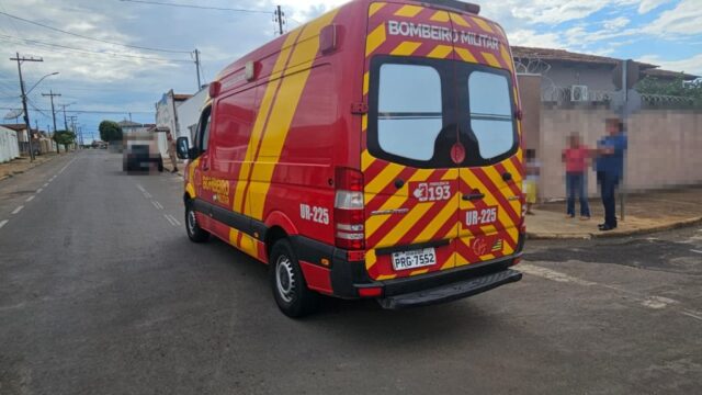 Garoto fica ferido após colidir bicicleta contra automóvel no Bairro Progresso, em Catalão