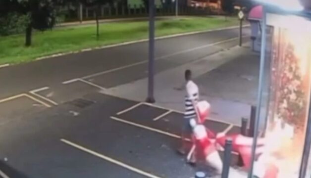 VÍDEO: Homem quebra vitrine à pedradas e furta loja no bairro Jardim Patrícia, em Uberlândia