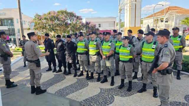 Operação Natal Integrada: PM reforça segurança na área comercial de Catalão com ações de policiamento ostensivo a pé