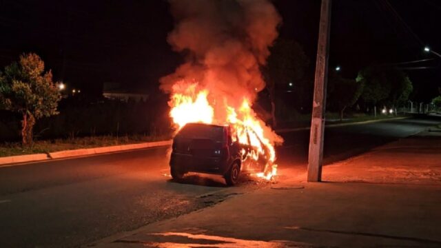 VÍDEO: Carro fica destruído após pegar fogo em avenida de Catalão