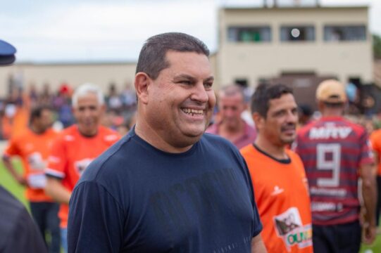Prefeito de Ouvidor continua na UTI, mas responde bem aos tratamentos, diz filho