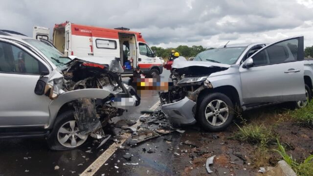 Colisão entre duas caminhonetes, na GO-213 próxima a Rio Quente deixa duas pessoas feridas